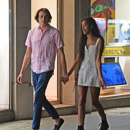 Rory and Malia walking down the streets of London
